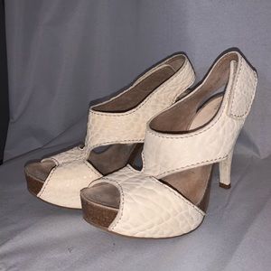 Pedro García Cream Heels
